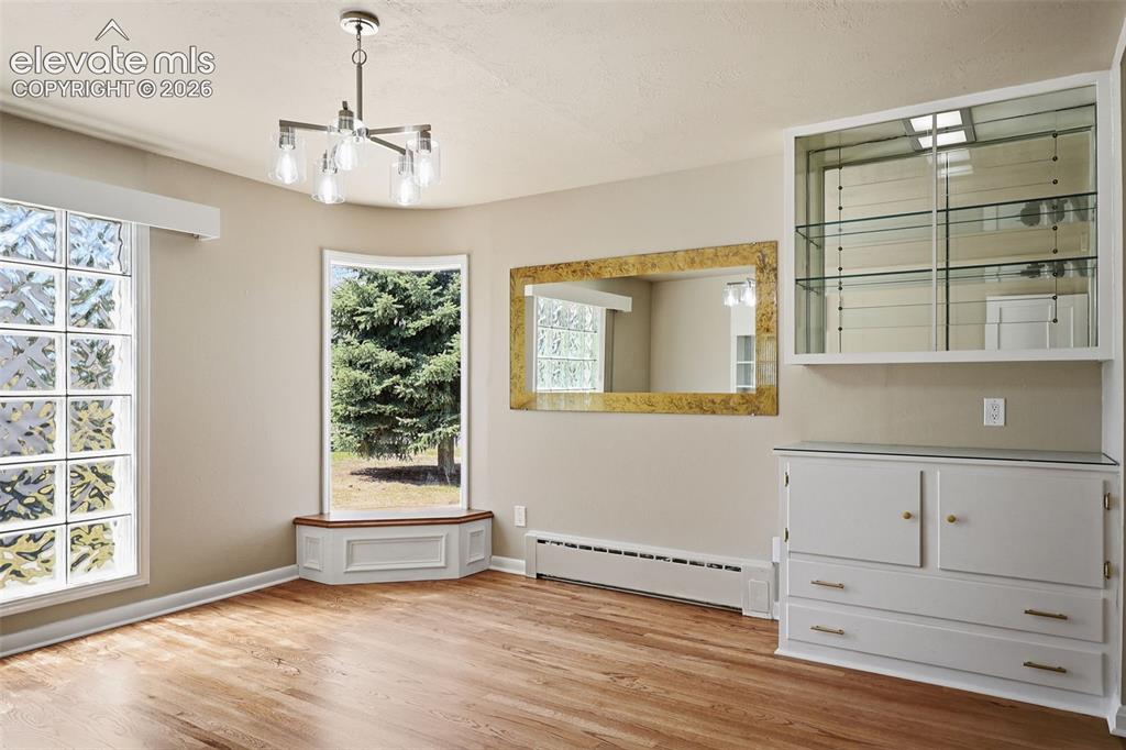 Image 7 of 30: Dining Area