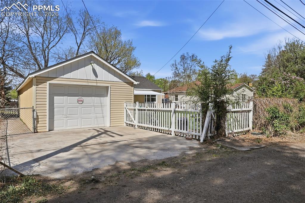 Image 9 of 39: Garage