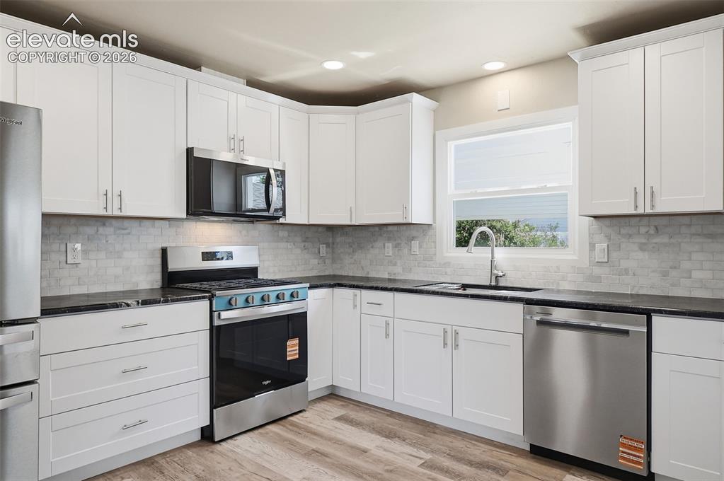 Image 9 of 30: Kitchen