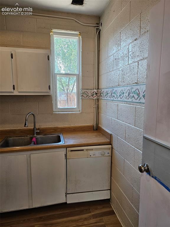 Image 14 of 20: Kitchen