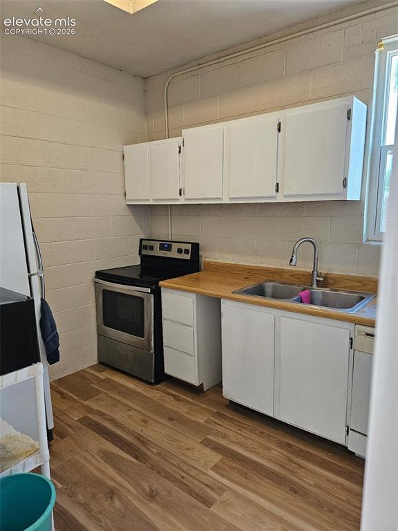 Image 16 of 20: Kitchen