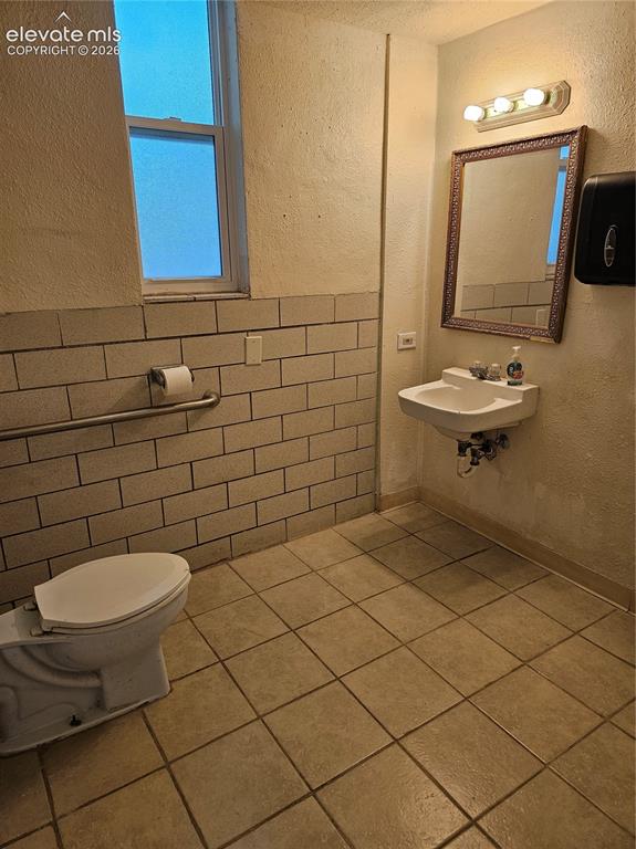 Image 19 of 20: Bathroom