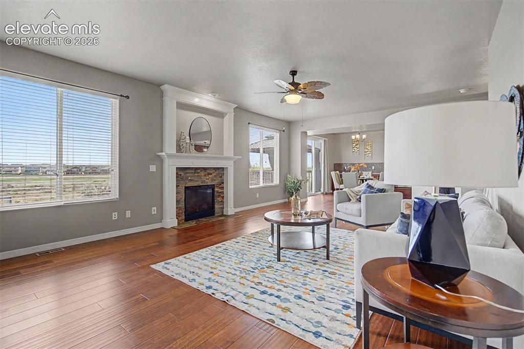Image 8 of 50: Living Room