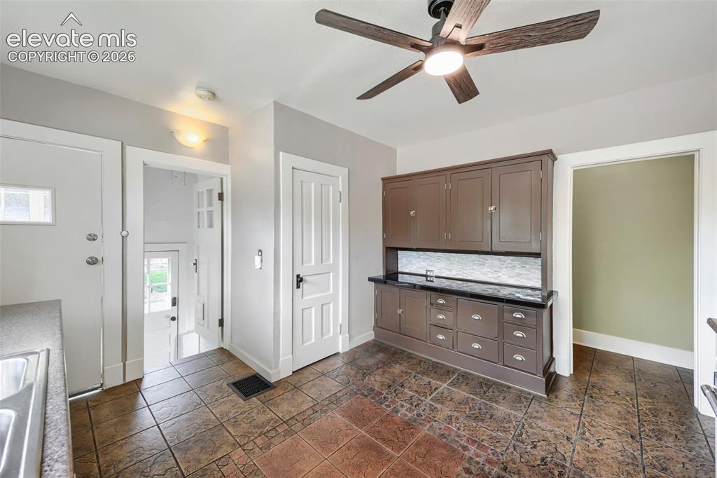 Image 10 of 25: Kitchen