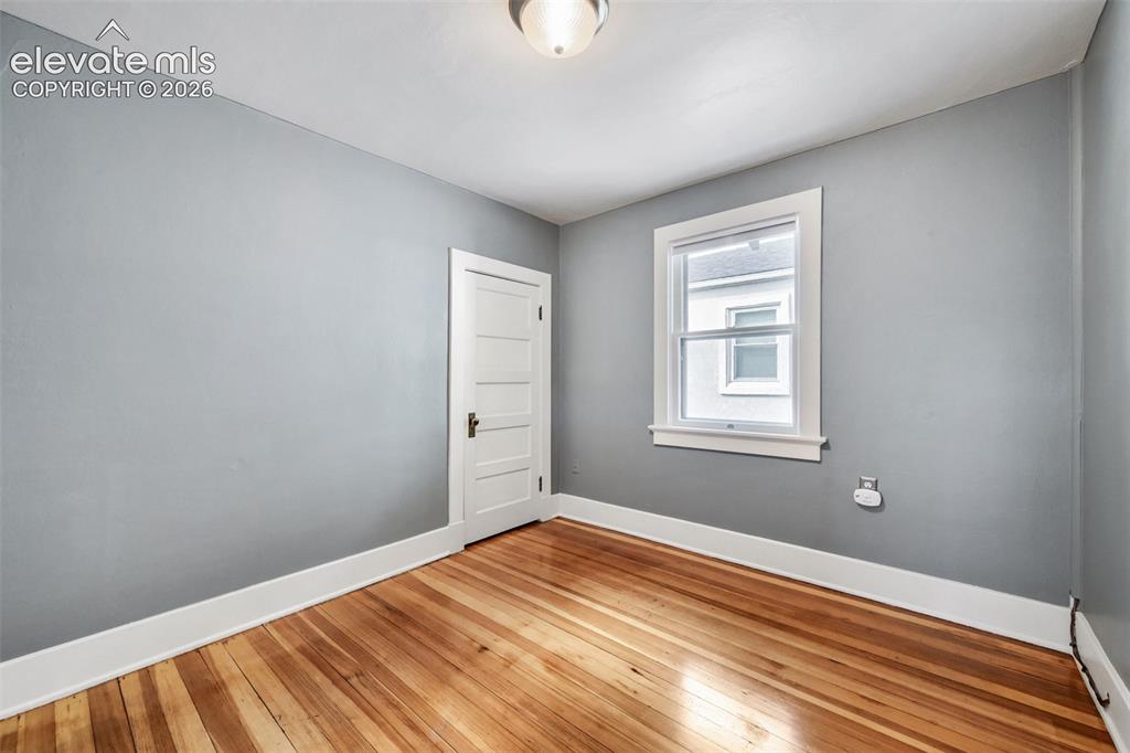 Image 15 of 25: Bedroom