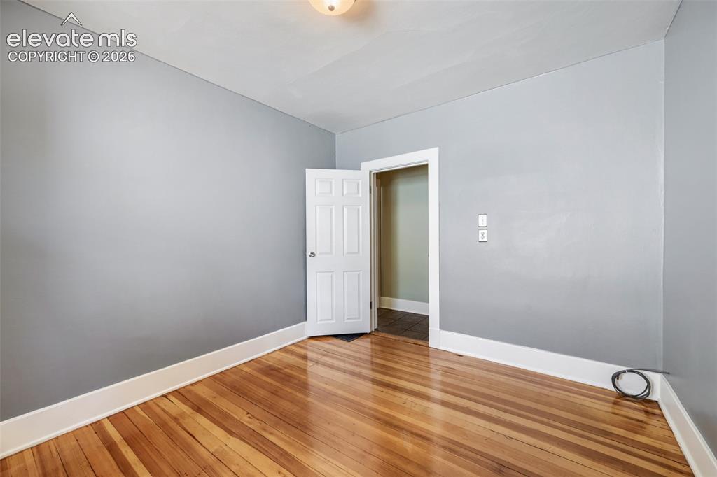 Image 16 of 25: Bedroom