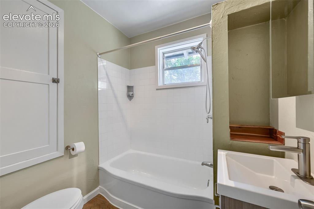 Image 18 of 25: Bathroom