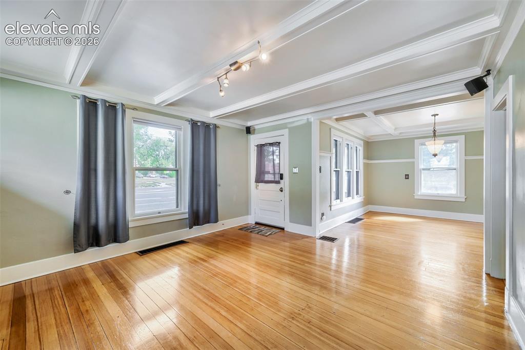 Image 4 of 25: Living Room