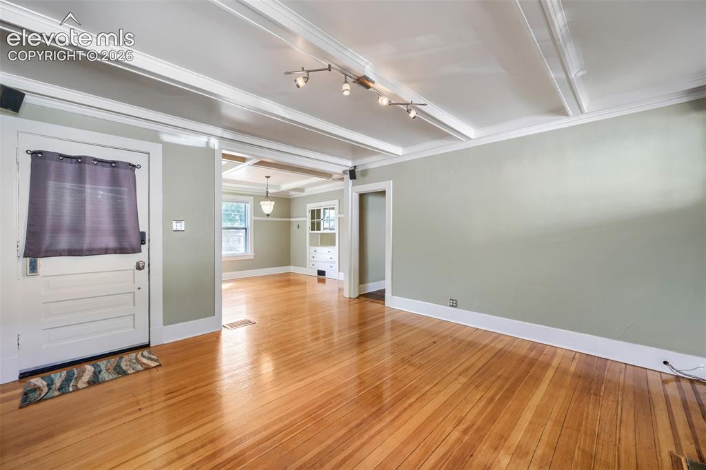 Image 5 of 25: Living Room