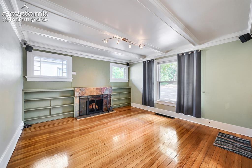 Image 6 of 25: Living Room