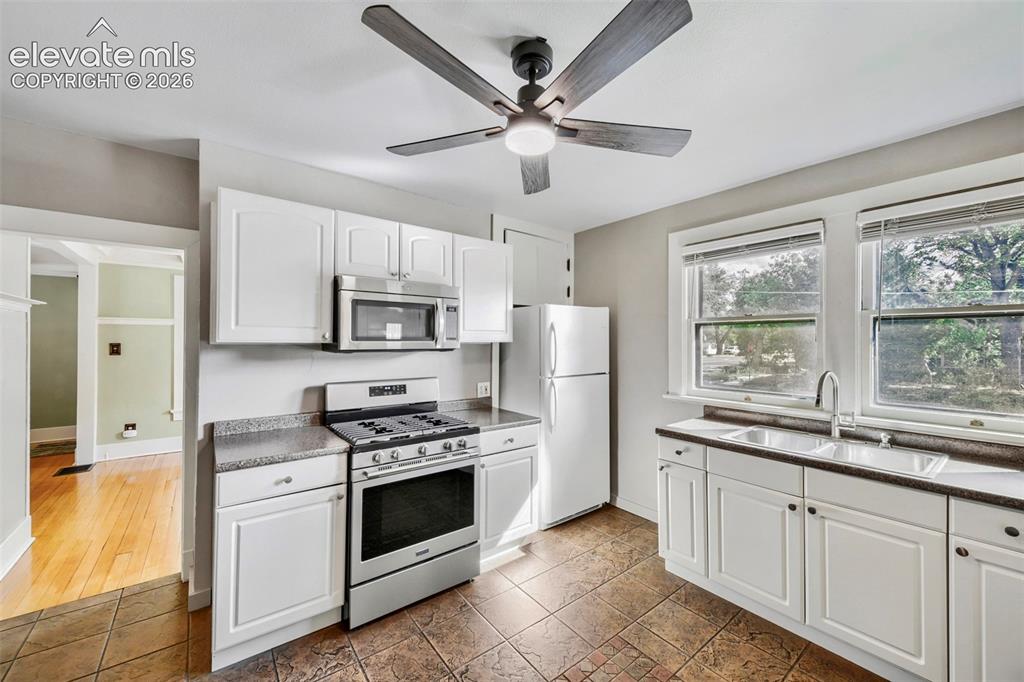 Image 8 of 25: Kitchen