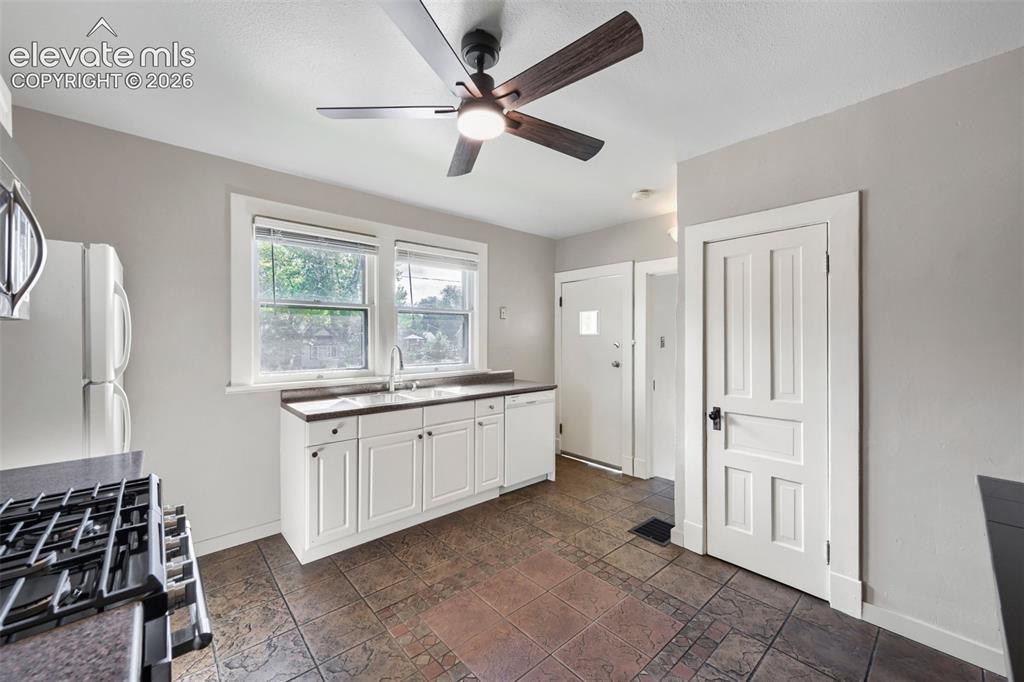 Image 9 of 25: Kitchen