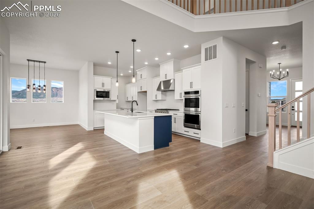 Image 10 of 37: Kitchen