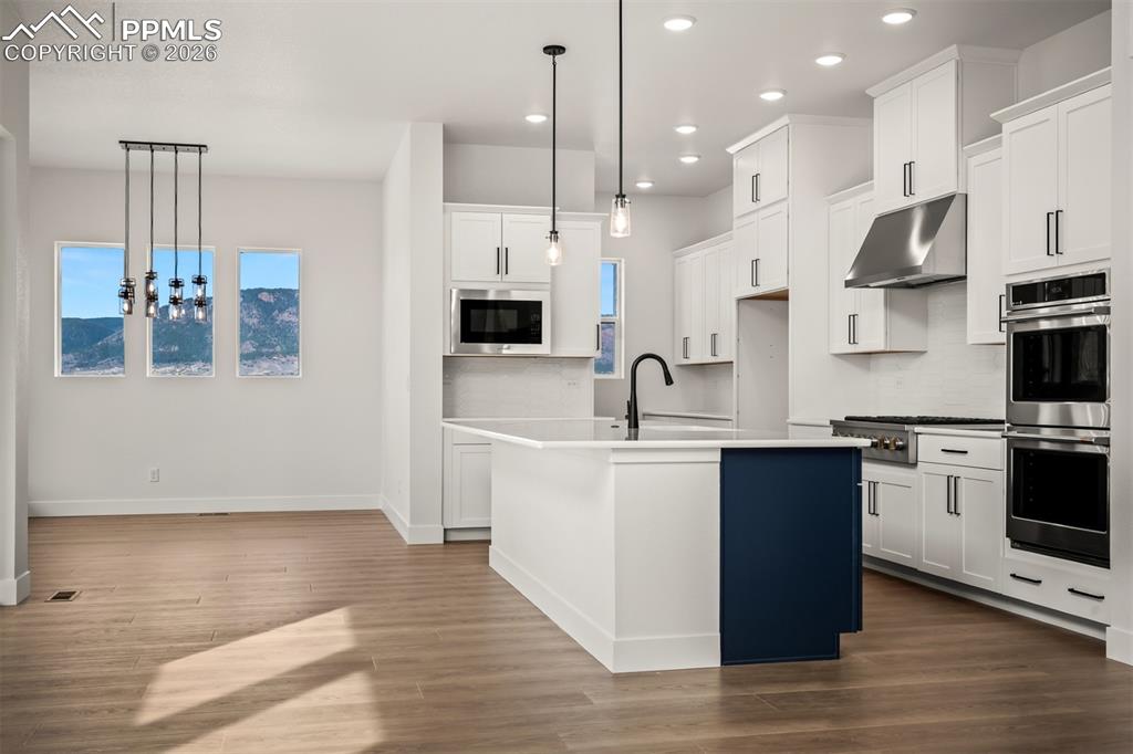 Image 16 of 37: Kitchen