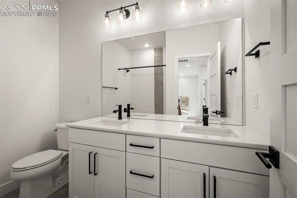 Image 26 of 37: Bathroom