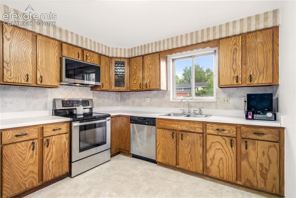 Image 13 of 46: Kitchen