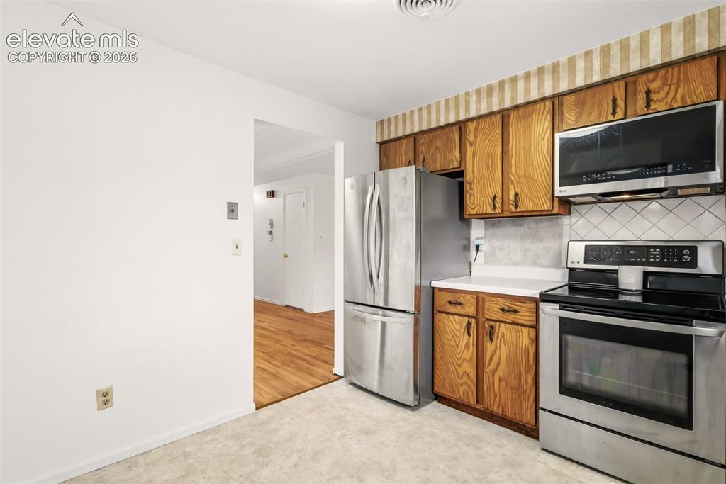 Image 14 of 46: Kitchen