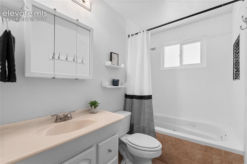 Image 10 of 24: Bathroom