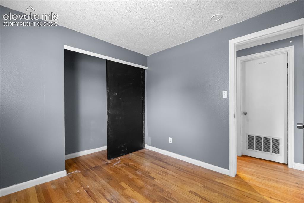 Image 12 of 24: Bedroom