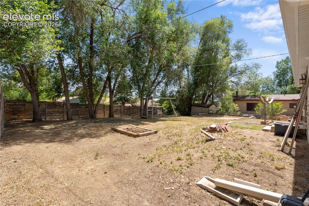 Image 20 of 24: Yard