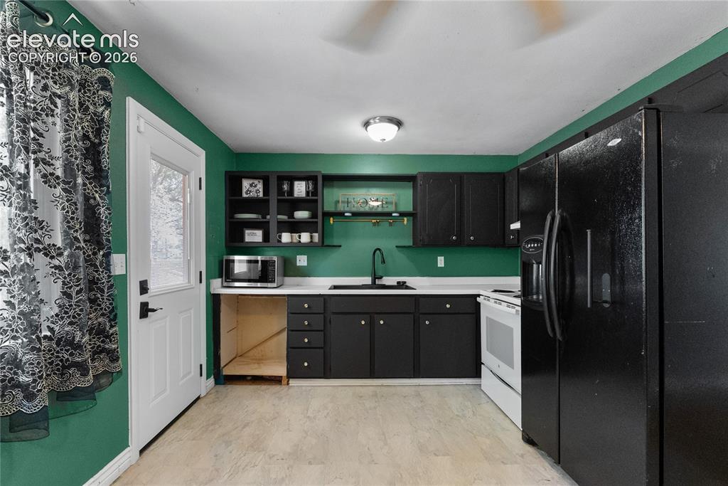 Image 7 of 24: Kitchen