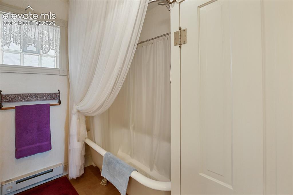 Image 19 of 36: Bathroom