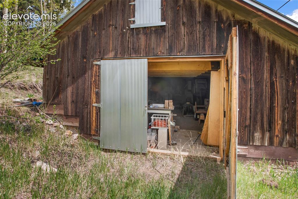 Image 34 of 36: Garage
