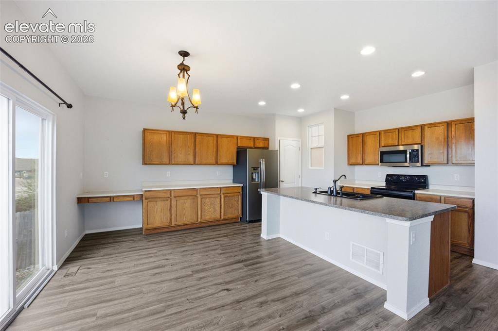 Image 10 of 49: Kitchen