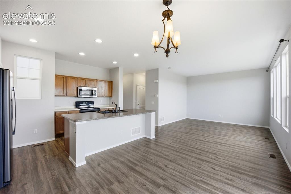 Image 16 of 49: Kitchen