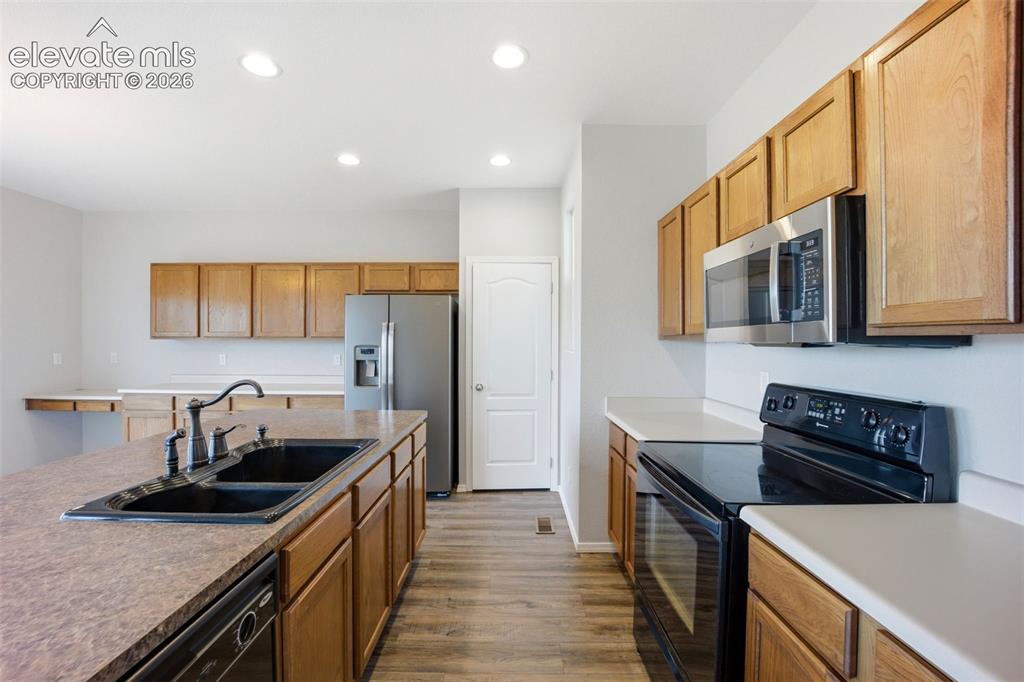 Image 9 of 49: Kitchen