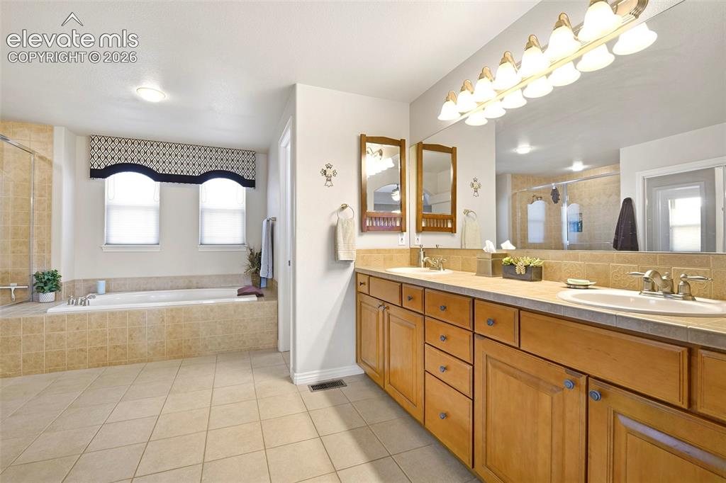Image 26 of 46: Double vanity, soaking tub...