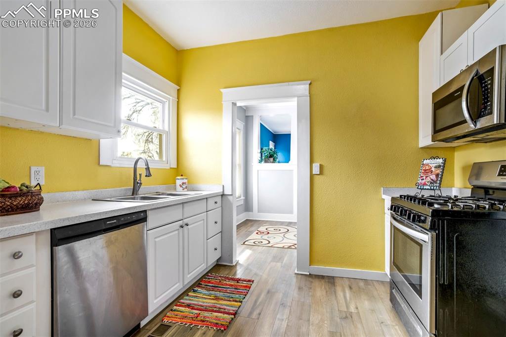 Image 22 of 38: Kitchen