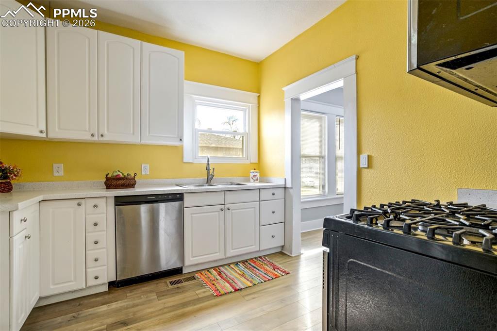 Image 25 of 38: Kitchen