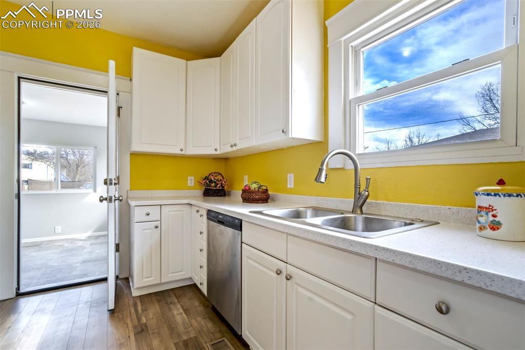 Image 26 of 38: Kitchen