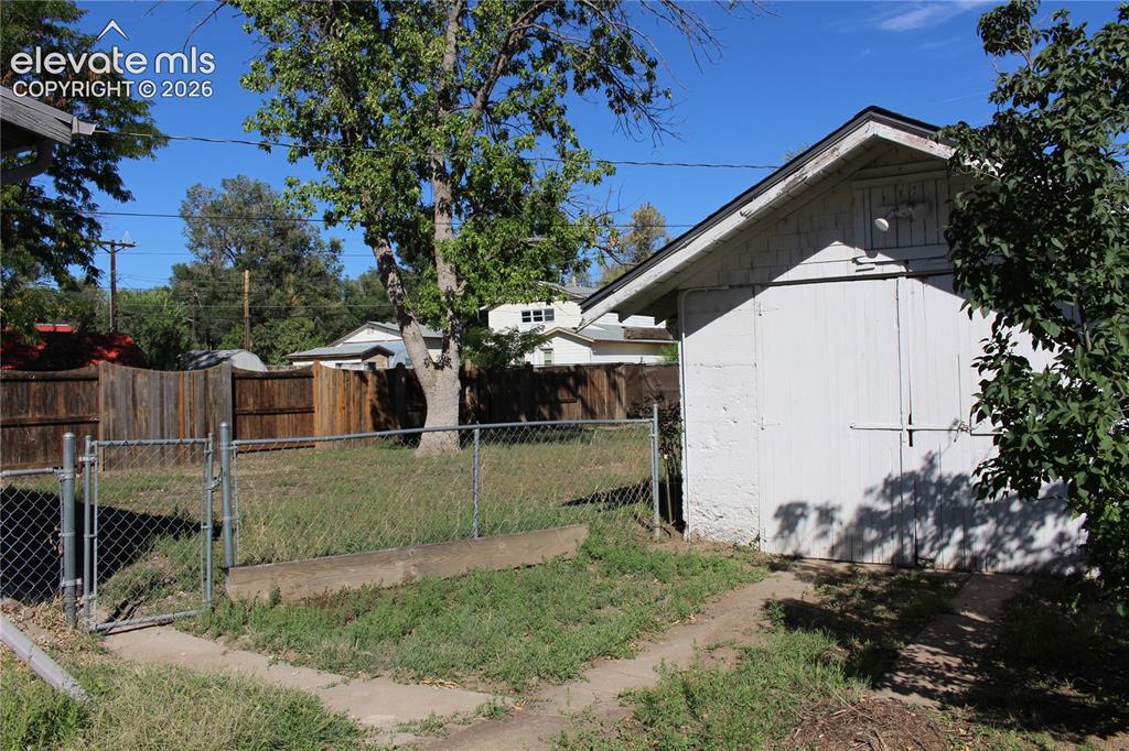 Image 4 of 36: Yard