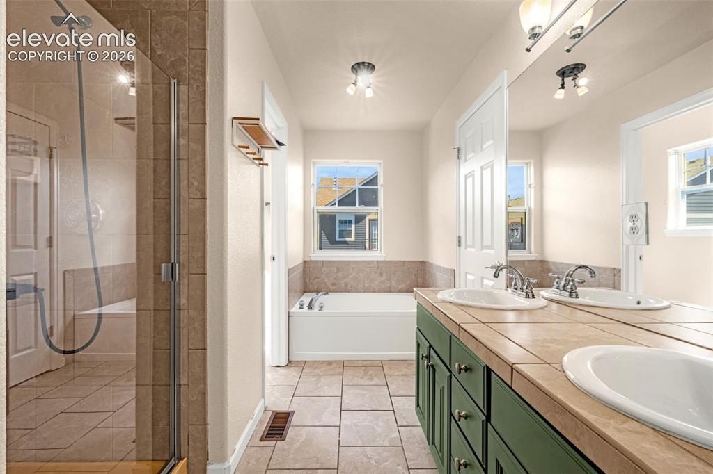 Image 18 of 36: Bathroom