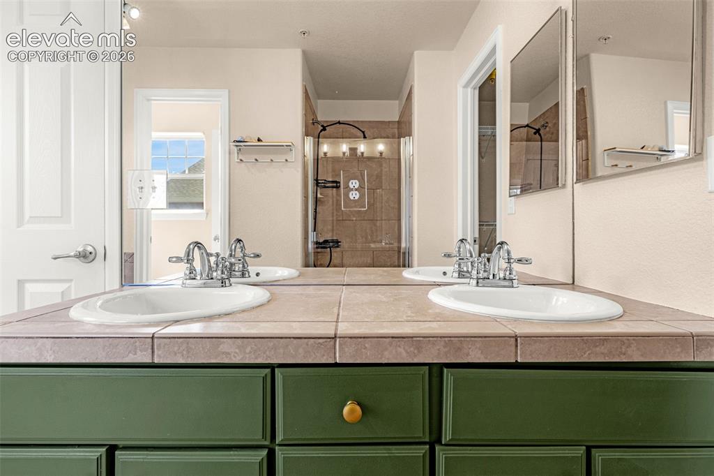 Image 19 of 36: Bathroom