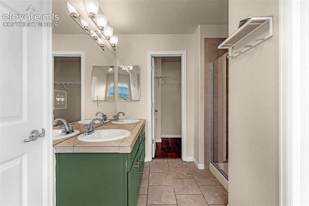 Image 20 of 36: Bathroom