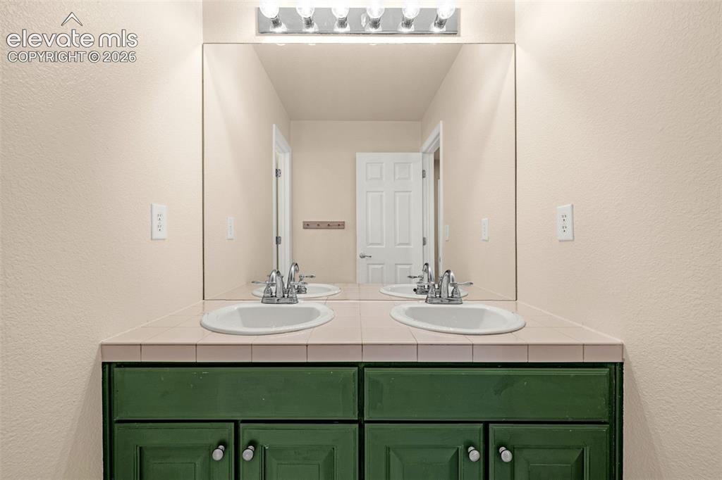 Image 23 of 36: Bathroom