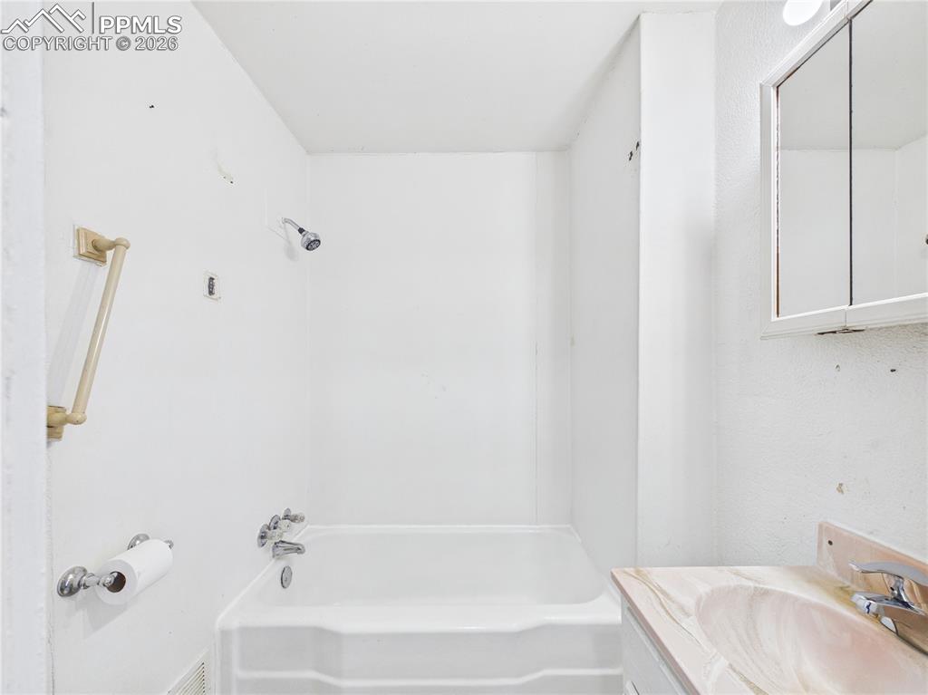 Image 12 of 31: Bathroom