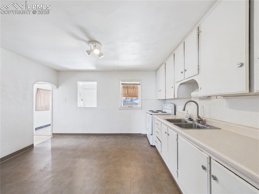 Image 16 of 31: Kitchen