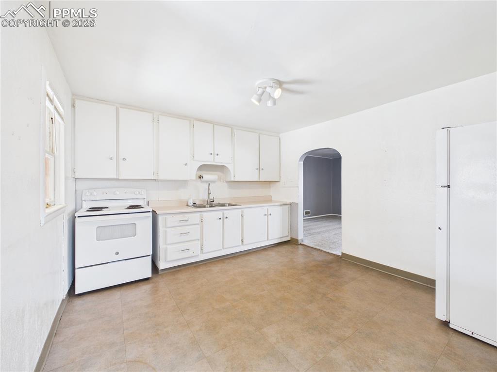 Image 17 of 31: Kitchen