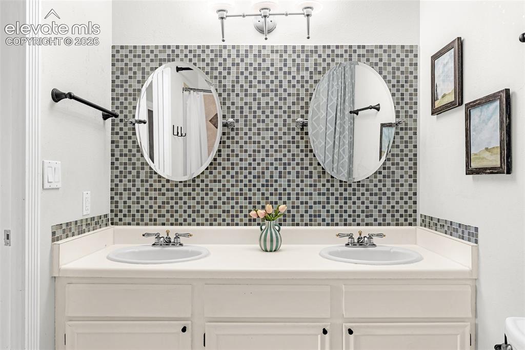 Image 17 of 48: Bathroom