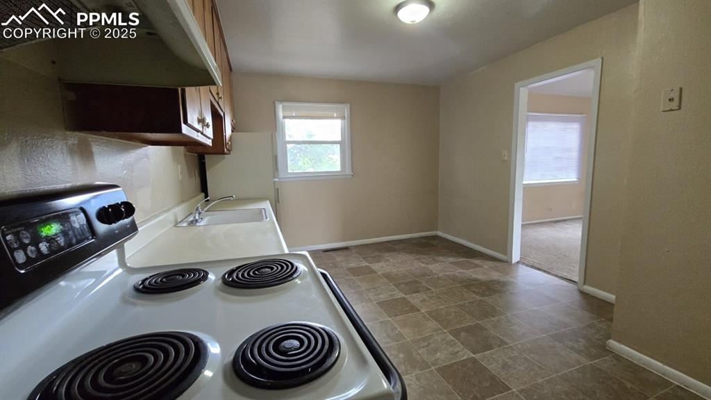 Image 10 of 15: Kitchen