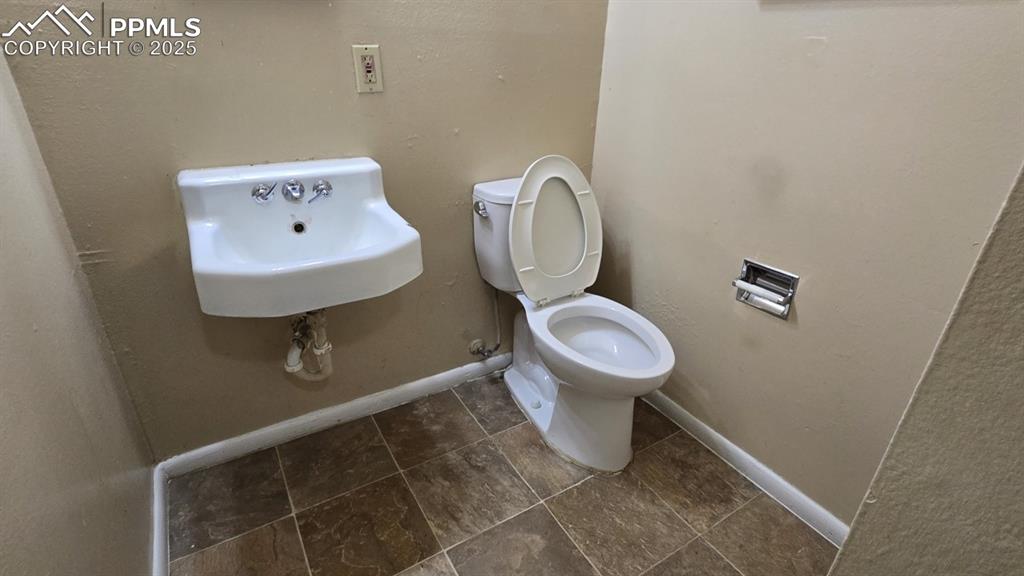 Image 4 of 15: Bathroom