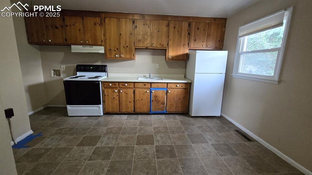 Image 8 of 15: Kitchen