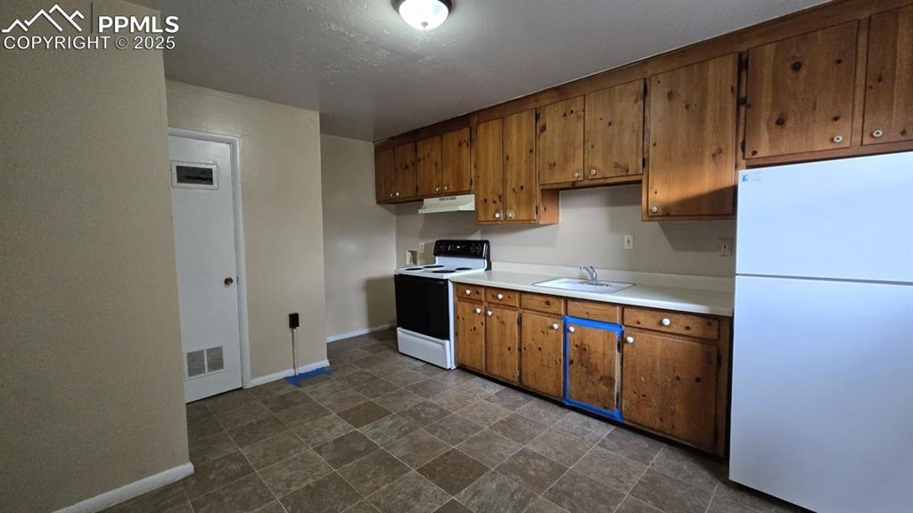 Image 9 of 15: Kitchen