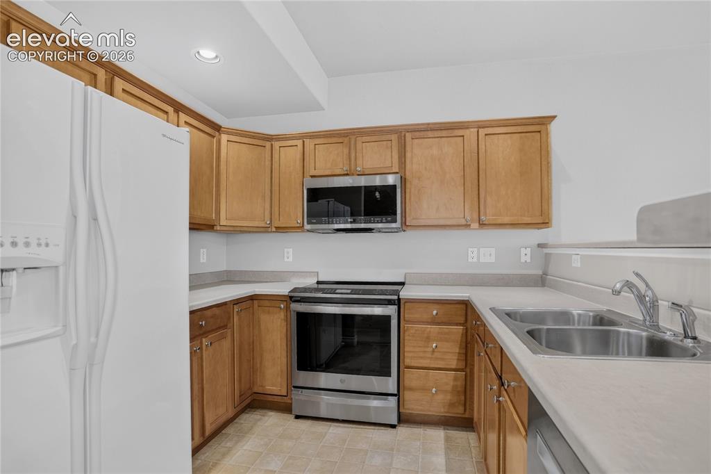Image 18 of 36: Kitchen