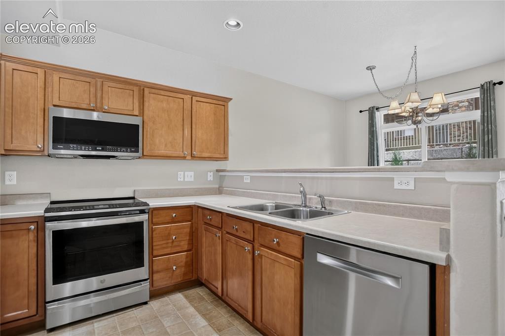 Image 19 of 36: Kitchen