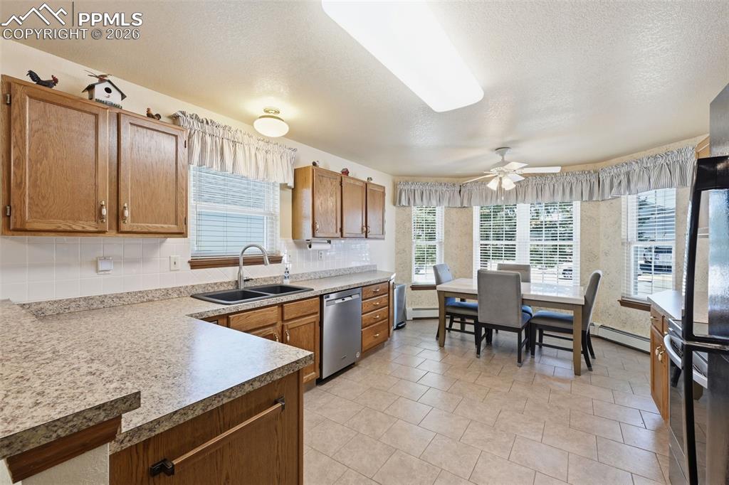 Image 12 of 32: Kitchen